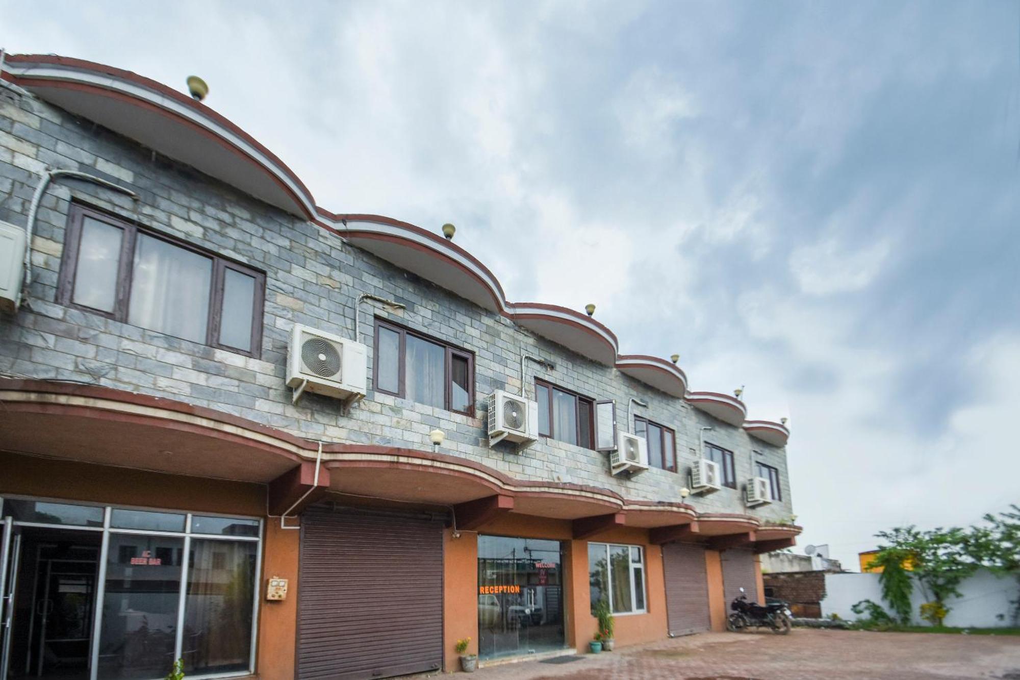 โอโย 47040 ไวบ์ โฮเต็ล Hotel Nalagarh ภายนอก รูปภาพ